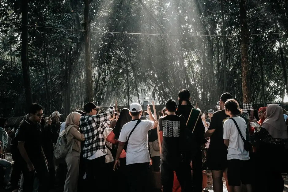 Keluarga menikmati perjalanan wisata alam di Indonesia
